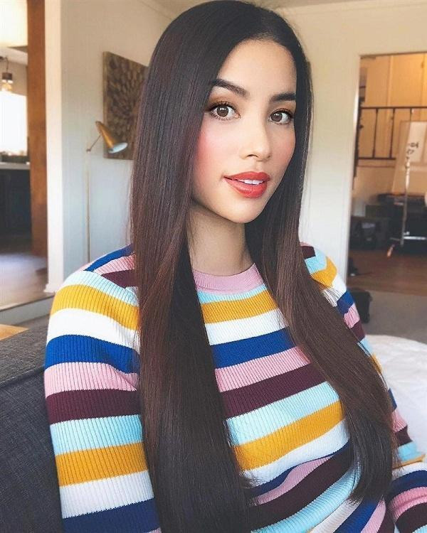Nàng hậu từng khẳng định mình yêu thích tóc dài và dường như công chúng sẽ khó được thấy cô để tóc ngắn: “Tóc thẳng nhé. Không chạy theo xu hướng tóc ngắn, mình vẫn thích là team tóc dài".