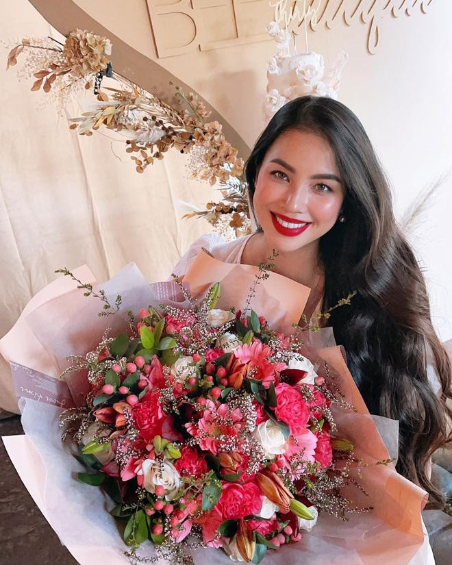 Cô dù duỗi thẳng hay uốn xoăn thì vẫn ghi điểm mạnh mẽ.