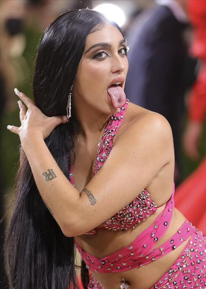 Thậm chí Lourdes Leon còn lè lưỡi để các papparazzi tha hồ bấm máy.