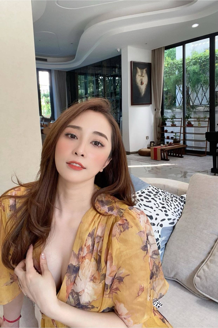 Ở tuổi 33, nhan sắc của Quỳnh Nga ngày càng thăng hạng. Phong cách của nữ diễn viên cũng táo bạo và quyến rũ hơn.