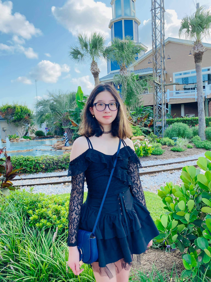 Minh Thư và con gái rất tình cảm với nhau. Nữ diễn viên hạnh phúc chia sẻ, con gái hiểu cho công việc của mẹ nên không hay đòi hỏi gì. Cô bé luôn ngoan ngoãn vâng lời mẹ và chăm chỉ học tập.