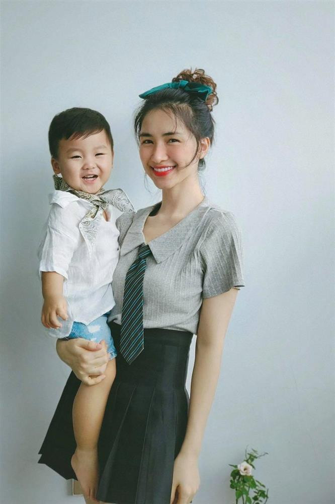 hế mạnh của Hòa Minzy là vóc dáng gọn gàng và gương mặt trẻ hơn tuổi.