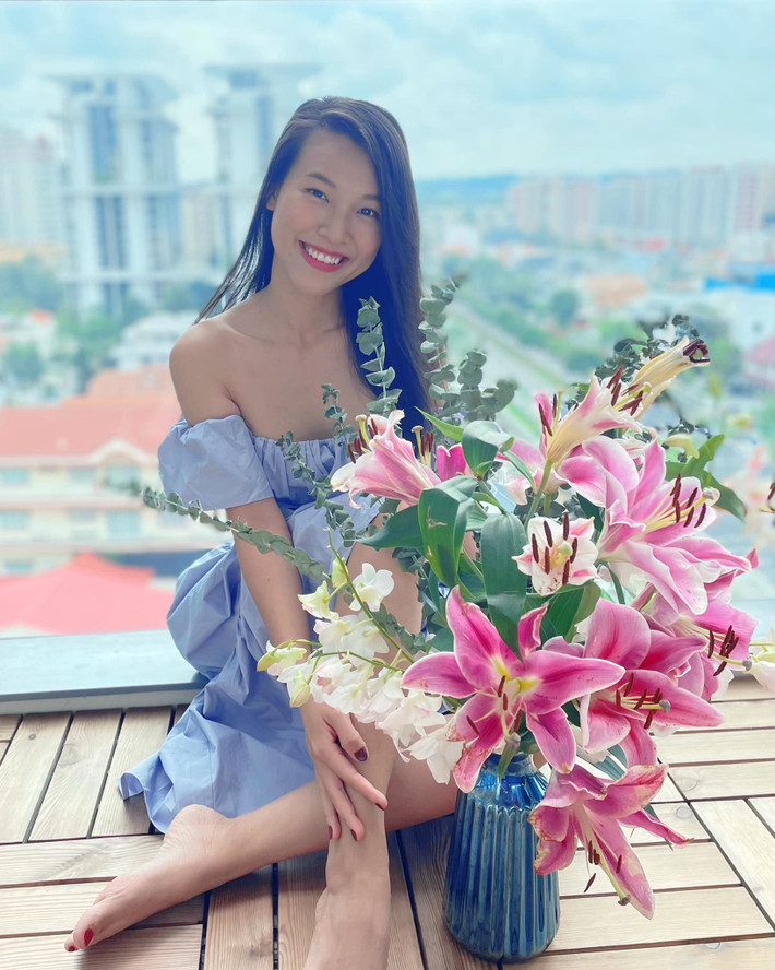 Hoàng Oanh khoe chậu hoa đẹp.