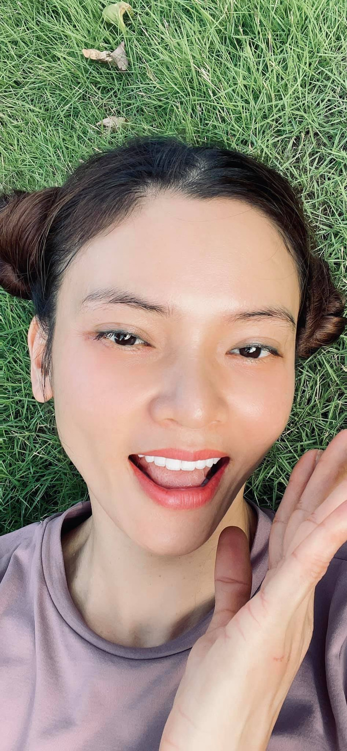 Phạm Phương Thảo selfie trên thảm cỏ.