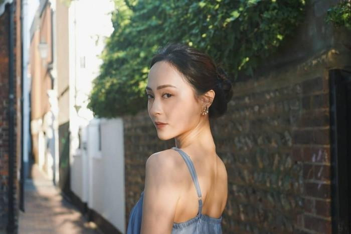 Ngoài ra, Thiệu Sơ còn có tài năng vẽ tranh. "Tranh của tôi thường vẽ về chủ đề tình cảm hoặc những đề tài phụ nữ quan tâm. Một số bức tranh của tôi cũng đã được triển lãm ở các trường học tại Anh mà tôi từng theo học", nàng Á hậu tiết lộ.