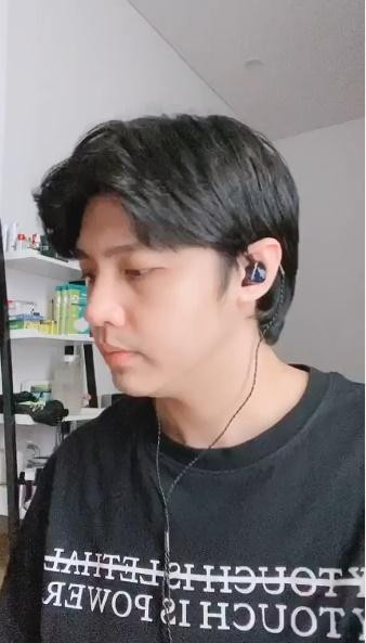 Những ngày giãn cách ở nhà chống dịch, sao Việt chỉ biết bầu bạn với người hâm mộ qua các Internet. Người đu trend TikTok, người livestream trò chuyện với fans. Mới đây, ca sĩ Noo Phước Thịnh gây chú ý với clip livestream cùng khán giả. Trong hình anh diện áo phông đen in họa tiết nhưng đáng chú ý chính là gương mặt có phần bụ bẫm của giọng ca Gạt Đi Nước Mắt.