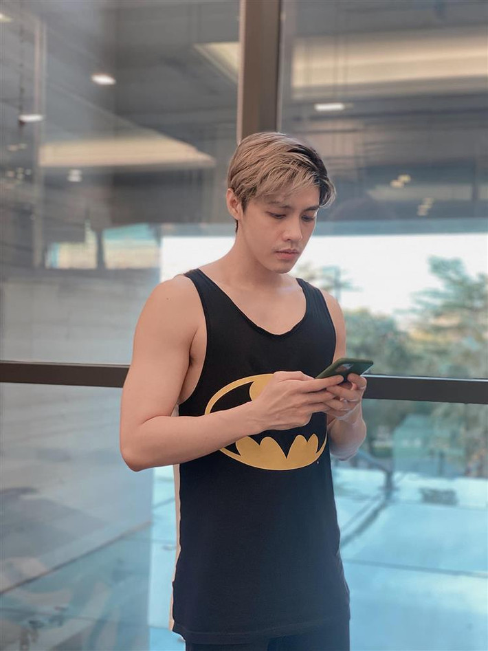 Nhờ chăm chỉ tập gym, trước giãn cách, từ hình ảnh thư sinh nam ca sĩ Noo Phước Thịnh phong độ lên trông thấy, cơ bắp rõ ràng.