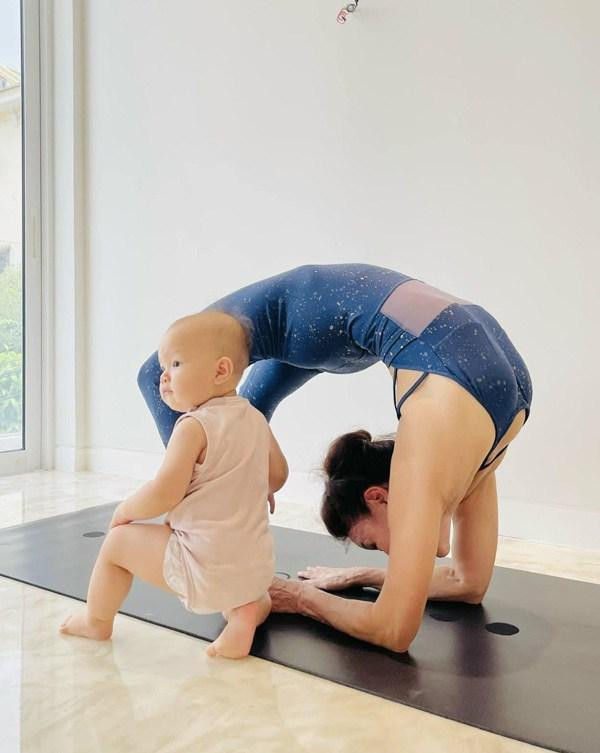 br/> Hồ Ngọc Hà có niềm đam mê bất tận với yoga thì ai cũng biết. Mẹ ba con nhanh chóng lấy lại vóc dáng sau sinh nhờ kết thân với yoga cùng chế độ ăn uống hợp lý. Thế nhưng, trong gia đình Hà Hồ còn một người phụ nữ quyền lực khác cũng khiến dân tình trầm trồ không ngớt chính là mẹ đẻ của cô - bà Ngọc Hương.