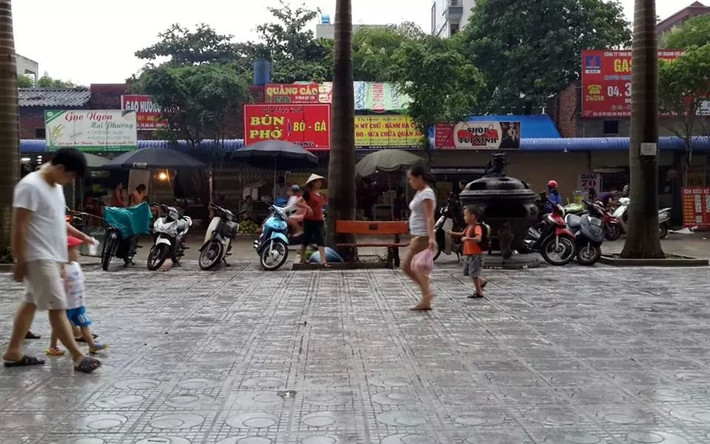 L àm một phép tính nhẩm đơn giản, thì số tiền mà Ban quản lý khu chợ tạm thu về từ việc bán những ki-ốt đã lên tới gần chục tỷ đồng. Thêm vào đó là số tiền thu về hàng tháng của những ki-ốt tại đây cũng lên tới vài trăm triệu đồng. Đó thực sự là một số tiền không nhỏ!