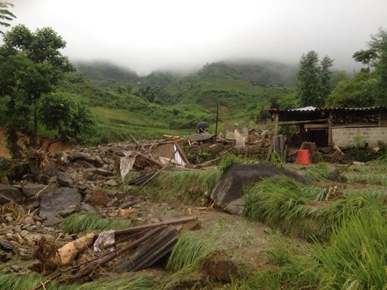 Cảnh hoang tàn ở lại.