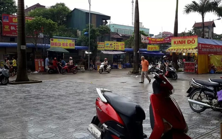 Người dân sinh sống tại đây cho biết: “Trước mặt chung cư bỗng dưng mọc lên khu chợ tạm, gây mất mỹ quan đô thị, ồn ào ảnh hưởng đến cuộc sống của hơn một nghìn hộ dân tại đây. Thậm chí, từ ngày khu chợ này mọc lên, nhiều vụ tai nạn, va quệt xảy ra trong đó có cả trường hợp là những cháu nhỏ. Hơn nữa, không biết an toàn cháy nổ ở đây có được đảm bảo không? Ban quản lý khu chợ tạm có được tập huấn và trang bị về vấn đề này không? Điều này khiến bản thân tôi luôn lo ngay ngáy”.