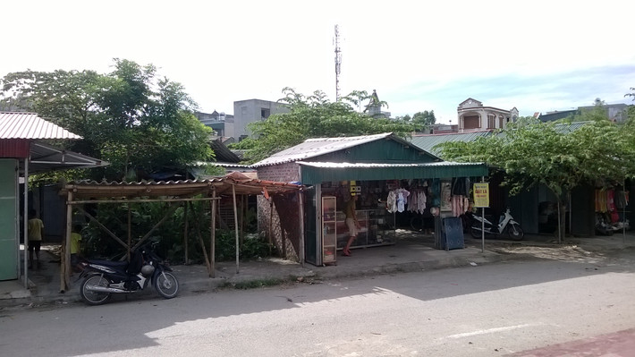 Hàng trăm tiểu thương vẫn buôn bán trong khu chợ lụp xụp ngay trước siêu thị tiền tỷ bỏ hoang, bất chấp trong điều kiện chật chội, tiềm ẩn nhiều nguy cơ cháy nổ. Những túp lều lụp xụp, ngả nghiêng, tơi tả được làm quầy hàng lại đông đúc trong khi siêu thị tiền tỷ thì hoang hóa thảm hại. Nhìn như bức tranh phản cảm của nghịch cảnh.