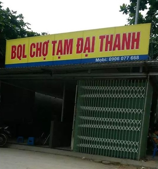 Theo phản ánh của các cư dân sống tại KĐT Đại Thanh, từ hơn một tháng nay, trước mặt 3 tòa nhà gồm CT10A, CT10B, CT10C bất ngờ mọc lên khu chợ tạm với hơn 40 ki-ốt buôn bán đủ loại mặt hàng, từ quần áo, thực phẩm, cho tới các quán ăn, quán làm tóc… Theo đó, Ban quản lý khu chợ tạm này cũng được thành lập để giám sát hoạt động của các tiểu thương.