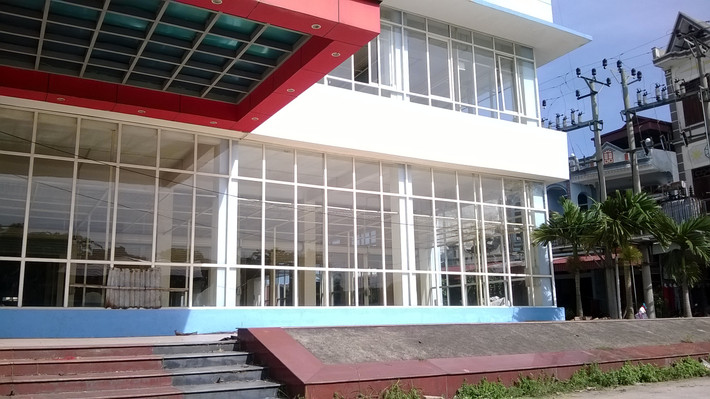 Siêu thị chợ Cuối gồm tòa nhà 3 tầng có sức chứa hơn 200 gian hàng được đầu tư xây dựng khá hiện đại với thang máy hai chiều lên xuống, máy lạnh, hệ thống thông gió, hệ thống đèn chiếu sáng hợp lý, tạo điều kiện tốt nhất cho người dân buôn bán. Tuy nhiên vì nhiều lý do, người dân buôn bán chợ Cuối lại kiên quyết không vào chợ.