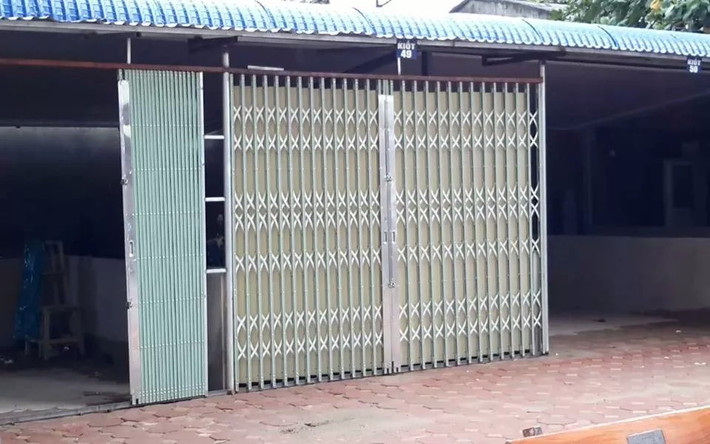 Trao đổi về mức giá từ 150 triệu đồng đến 250, 300 triệu đồng cho mỗi ki-ốt, ông Bình xác nhận có biết đến thông tin về việc đội giá mỗi ki-ốt từ 2,5 triệu lên tới hàng trăm triệu đồng. Ông Bình nói: “Giá mỗi ki-ốt này Ban quản lý quy định là 2,5 triệu đồng. Tuy nhiên, khi Ban quản lý phân cho những người dân, họ không có nhu cầu hoặc có người muốn thuê, mua lại thì giá đó là giá giao dịch của cá nhân”.