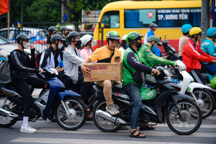 Đặc biệt lượng người đông đúc trước cổng các bến xe Giáp Bát, Nước Ngầm nhưng không xảy ra ùn tắc.