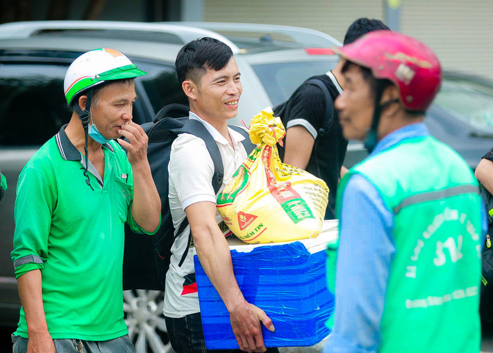 Tại các bến xe: Mỹ Đình, Giáp Bát… rất đông người dân với nhiều hành lý lỉnh kỉnh trên tay trong ngày quay trở lại Thủ đô.