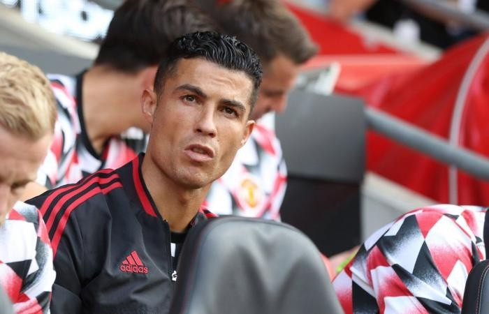 Cristiano Ronaldo hiện tại được cho là không phù hợp với triết lý của HLV Erik ten Hag tại MU. Tuổi tác ảnh hưởng nhiều tới nền tảng thể lực của CR7. 3 trận gần nhất, vị trí quen thuộc của siêu sao người Bồ Đào Nha là trên băng ghế dự bị. Nhà cầm quân người Hà Lan muốn "Quỷ đỏ" chơi bóng giàu năng lượng với khả năng pressing tầm cao. Ronaldo rõ ràng không phải mẫu cầu thủ lý tưởng cho cách triển khai này.