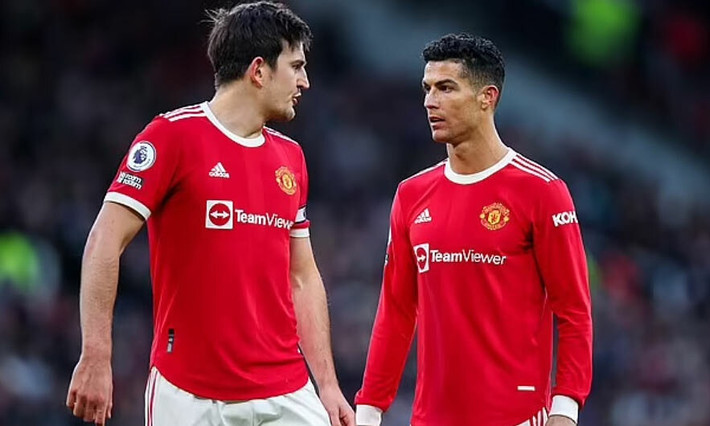 Hè năm ngoái, Ronaldo được toàn đội MU chào đón trở lại Old Trafford bằng niềm vui và sự phấn khích. Tuy nhiên, CR7 được cho là xuất hiện xung đột với một số cầu thủ MU. Họ dần bất mãn với Ronaldo vì bản thân anh không tin tưởng đồng đội của mình. ESPN thậm chí tiết lộ nhiều cầu thủ MU bắt đầu quay lưng với Ronaldo.