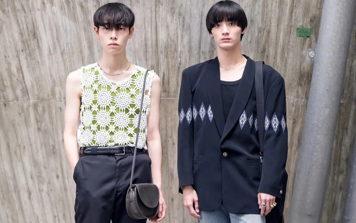 Các xu hướng đang phổ biến như blazer oversized, áo đan len... cũng xuất hiện trên đường phố Tokyo. Những trào lưu này được nam giới Nhật Bản ưa chuộng. Ảnh: Vogue.