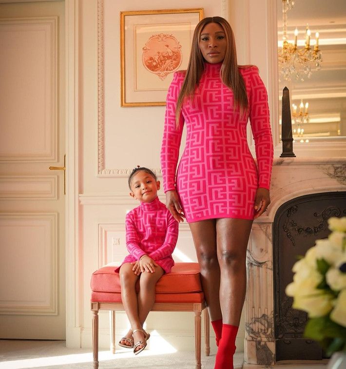 Ngôi sao quần vợt Serena Williams và con gái Olympia tạo thành cặp bài trùng trong lĩnh vực thời trang. Cô bé 5 tuổi từng thu hút sự chú ý tại giải US Open bằng cách tái hiện vẻ ngoài mang tính biểu tượng của mẹ, theo SCMP. Tháng trước, Williams nói sẽ giải nghệ để tập trung cho gia đình, nhưng tên tuổi của cô vẫn rất mạnh mẽ. Chỉ riêng trong năm nay, Williams kiếm được 45 triệu USD thông qua các giao dịch với Aston Martin, Beats by Dre và Gatorade. Cô và chồng Alexis Ohanian, người đồng sáng lập Reddit, có tổng giá trị tài sản ròng là 290 triệu USD, theo Celebrity Net Worth. Con số đó là quá đủ để cung cấp cho Olympia cuộc sống xa hoa. Ảnh: @serenawilliams.