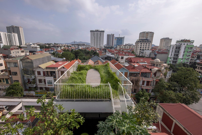 Một trong những thách thức chính trong quá trình phát triển ngôi nhà là hướng về phía Tây, khiến tòa nhà tiếp xúc với ánh nắng mặt trời gay gắt vào buổi chiều, dẫn đến tăng hấp thụ nhiệt. Để giải quyết vấn đề này, việc sử dụng nhiều cây xanh đã được đưa vào thiết kế, bao gồm cả cây xanh và thực vật được bố trí chiến lược dọc theo mặt tiền và trong không gian vườn.