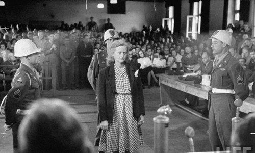 Ilse Koch rất thích hình xăm nên thường lột da của tù nhân có những hình xăm yêu thích để thỏa mãn sở thích bệnh hoạn của bản thân.