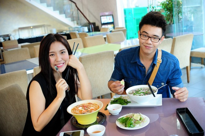Nam ca sĩ còn tiết lộ về nụ hôn đầu tiên của hai người: "Nó diễn ra tại bàn ăn của ngôi nhà chung. Khi đó, chỉ có hai chúng tôi ngồi ở bàn, còn các thí sinh khác đều ở trong phòng. Tôi khá bất ngờ khi Linh hỏi "Em có thể hôn anh được không?". Câu nói này làm cho sự tự tin của người đàn ông trong tôi giảm đi rất nhiều. Nhưng tôi đã ghé sát mặt vào Linh trêu đùa và hôn cô ấy".