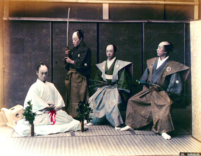 Một nhóm Samurai tham gia nghi thức mổ bụng tự sát hay còn gọi harakiri. Nghi thức này thể hiện chí khí đạo đức nhằm bảo vệ danh dự, khí tiết của mỗi một Samurai.