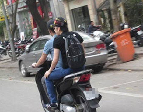 Dương Triệu Vũ không đội mũ bảo hiểm: Nam ca sĩ Trọn kiếp bình yên cũng từng bị chỉ trích khi không đội mũ bảo hiểm trong lúc ngồi xe máy. Sau làn sóng phản ứng dữ dội từ người hâm mộ, em trai của Hoài Linh lên tiếng giải thích, đó là lần thứ hai anh đi xe máy ở tại Hà Nội, do người chở không có mũ bảo hiểm và phải đi lấy xe ôtô ở một bãi đậu xe nên anh đã "liều lĩnh" đi một đoạn ngắn không có mũ bảo hiểm. Dương Triệu Vũ cho hay, anh ý thức được đó là phạm luật. Sau khi xin lỗi người hâm mộ vì hành động của mình, nam ca sĩ hứa sẽ ra Hà Nội để nộp phạt theo đúng quy định.