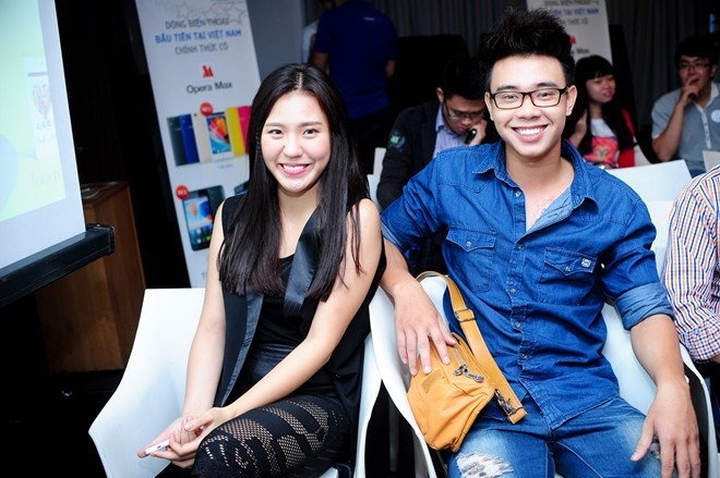 Phương Linh tâm sự, cô là người yêu ghét khá rõ ràng nên khi rung động trước Đông Hùng, cô thẳng thắn bày tỏ, chứ không giấu giếm. "Video mọi người xem về cảnh tỏ tình chiếu trên truyền hình không phải là lần đầu tiên chúng tôi ngỏ lời với nhau. Trước đó, trong một buổi tập, tôi đã kéo Đông Hùng ra cánh gà và nói mình thích anh".