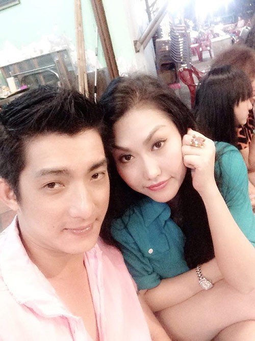 Phi Thanh Vân hơn ông xã 2 tuổi: Sau những đổ vỡ trong cuộc hôn nhân cùng người chồng ngoại quốc cách đây 2 năm, mới đây, Phi Thanh Vân đã tìm lại được hạnh phúc bên tình yêu mới của mình. Nữ hoàng dao kéo vừa lên phường đăng ký kết hôn cùng người đàn ông tên Bảo Duy kém cô 2 tuổi.