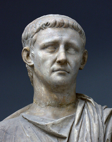 4. Hoàng đế Claudius nổi tiếng là người kém may mắn trong tình yêu. Cụ thể, lần kết hôn đầu tiên của ông bị hủy bỏ do bố mẹ của cô dâu đó gặp biến cố chính trị. Kế đến, cô dâu thứ 2 của hoàng đế Claudius đổ bệnh và qua đời ngay trong ngày cưới.