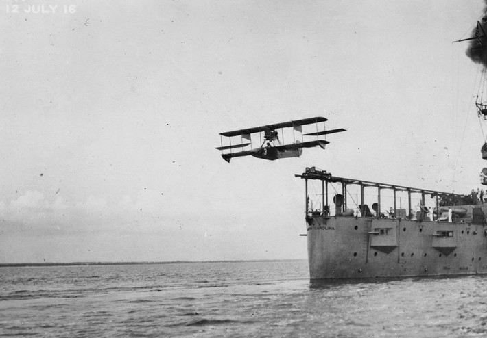 Máy bay Curtiss Model AB-2 được phóng khỏi boong tàu USS North Carolina ngày 12/7/1916.