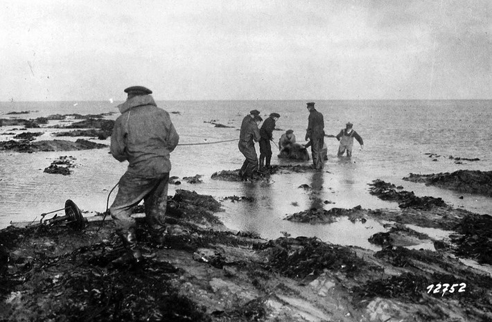Một quả thủy lôi được kéo vào bờ biển Heligoland ở Biển Bắc ngày 29/10/1918.