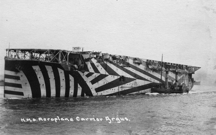 Tàu sân bay HMS Argus của Hải quân Hoàng gia Anh tác chiến trên biển. HMS Argus có thể mang theo 15-18 máy bay. Tuy nhiên, đến cuối Chiến tranh thế giới 1, tàu sân bay này không có hoạt động nào.