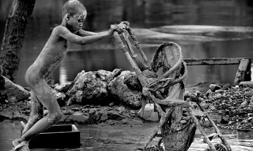 Bức ảnh "Sau cơn bão" của nhiếp ảnh gia Patrick Farrell công tác tại tờ Miami Herald. Ông đã chụp được bức ảnh đau lòng về một cậu bé không mảnh vải che thâm đang gồng mình cố gắng cứu chiếc xe đẩy sau khi xảy ra cơn bão Haiti năm 2008.