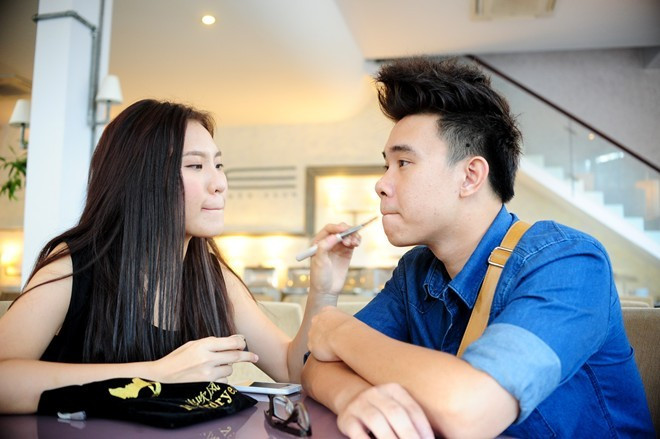 Đông Hùng kém Phương Linh 2 tuổi: Đông Hùng chia sẻ, cả hai gặp nhau lần đầu tại vòng casting cuộc thi Vietnam Idol tại Hà Nội và sau đó dần trở nên thân thiết khi sống trong ngôi nhà chung. Phương Linh hơn anh 2 tuổi và cũng là người chủ động bày tỏ tình cảm trước.