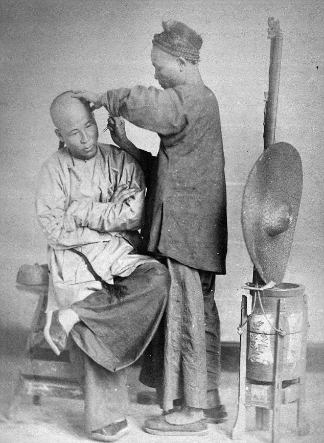 Người thợ cắt tóc cẩn thận cắt tóc cho khách hàng. Bức ảnh này được chụp vào cuối năm 1860.