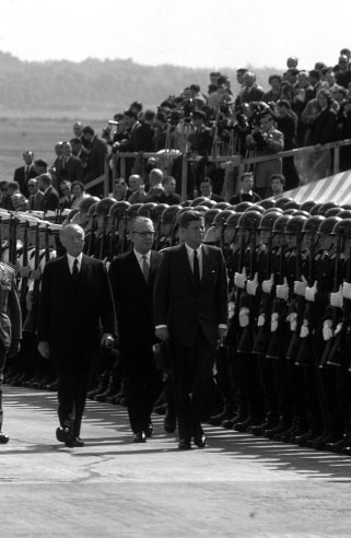 Tổng thống Kennedy được tiếp đón theo đúng nghi thức ngoại giao khi sang thăm Đức tháng 6/1963.