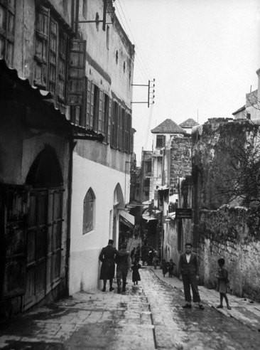 Một đường phố hẹp ở trung tâm thành phố Aleppo.