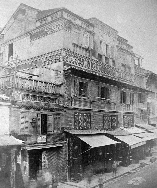Những cửa hàng san sát nhau ở phố Tai Ping Shan, Hong Kong