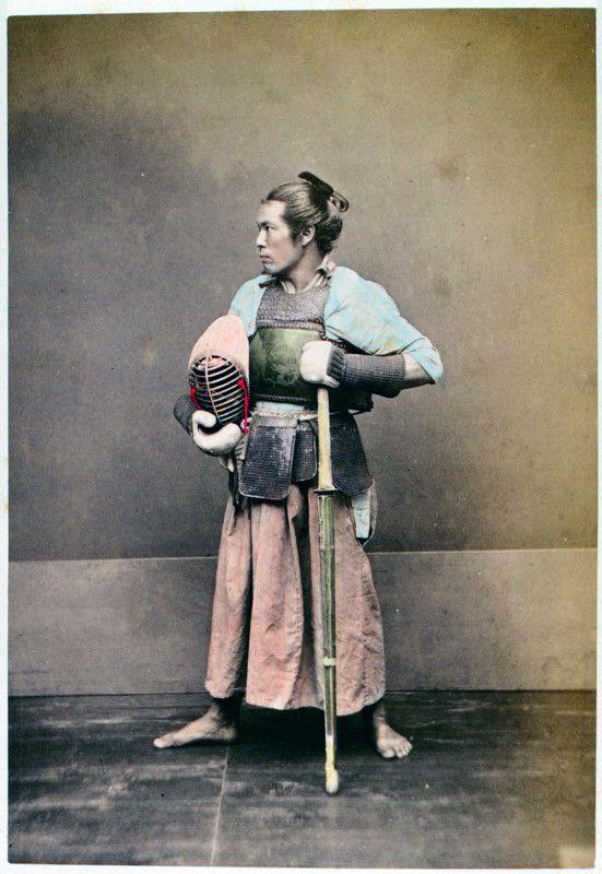 Hình ảnh Samurai hùng dũng, oai nghiêm bên thanh kiếm.