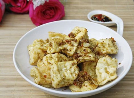Đậu phụ chiên sả. Ngoài thành phần đậu phụ không thể thiếu, chị em cần chuẩn bị thêm chút hành khô, hành lá, tỏi và gia vị nêm kèm. Khi thành phẩm, món ăn có hương vị đậm đà, thơm mùi sả rất thích hợp cho bữa cơm ngày mưa đầm ấm.
