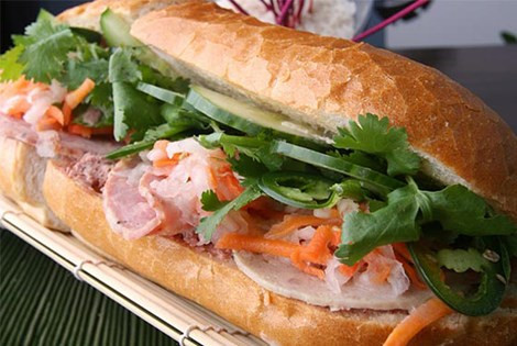 Dùng cho món bánh mì kẹp: Nếu trong nhà không sẵn bơ, chị em có thể dùng dầu dừa để phết bánh mì. Ngoài cảm giác beo béo, ổ bánh mì của bạn còn có được hương vị vô cùng quyến rũ.