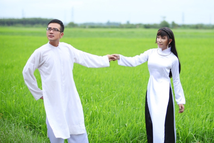 Với vóc dáng nhỏ nhắn, Long Nhật có nhiều lợi thế trong những lần đổi phận "nữ nhi".