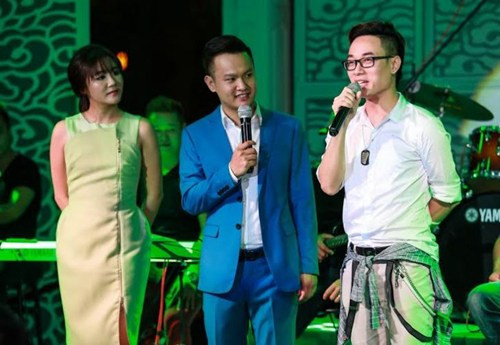 Trước đó, đêm 26/9, Văn Mai Hương cùng Trúc Nhân và Bùi Anh Tuấn đã có một đêm nhạc gây hiệu ứng mạnh mẽ với gần 1000 khán giả tại sân khấu ca nhạc Lục Thủy, Hà Nội.