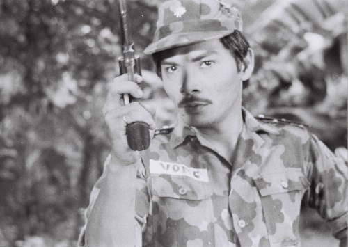 Không chỉ có Hồ Duy Minh, nhiều sao Việt cũng tự hủy hoại bản thân bởi vướng vào ma túy. Là diễn viên nổi tiếng, từ đỉnh cao vinh quang, Thương Tín cũng rơi xuống vực thẳm, tự tay chôn vùi sự nghiệp của mình khi dính vào trò đỏ đen, nghiện ngập. (Hình ảnh Thương Tín thời đóng Biệt động Sài Gòn).