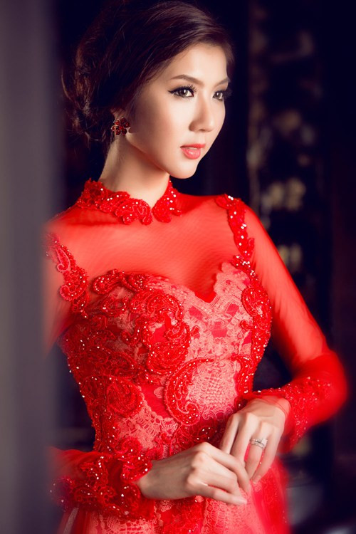 Dưới góc máy của nhiếp ảnh gia Lê Thiện Viễn, người mẫu Ngọc Quyên khiến nhiều người ngất ngây với vẻ đẹp rực rỡ.