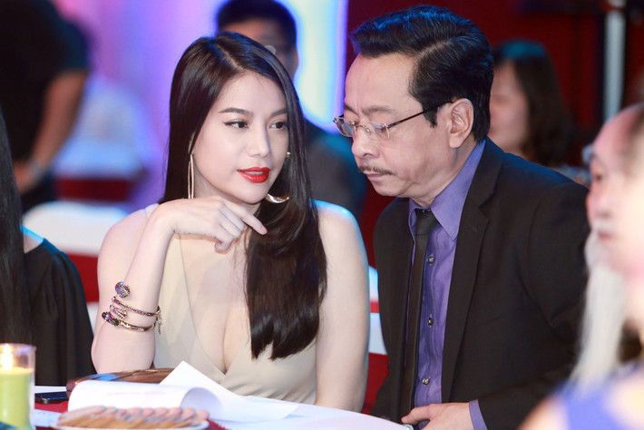 NSND Hoàng Dũng xuất hiện trong vai trò khách mời. Anh và diễn viên Trương Ngọc Ánh trò chuyện vui vẻ.